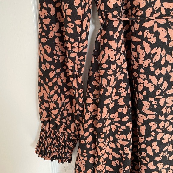 💕2 for $19 💕 | VERO MODA Printed Wrap Dress | XS - Picture 3 of 7